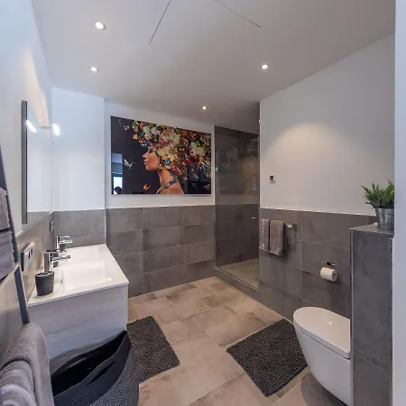 Lichtdurchflutetes Design - - 90 Qm アパート *