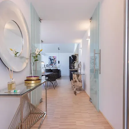 Lichtdurchflutetes Design - - 90 Qm アパート